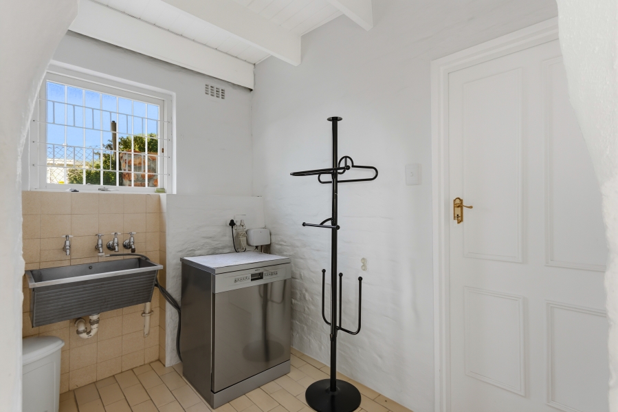 7 Bedroom Property for Sale in Mountainside Western Cape